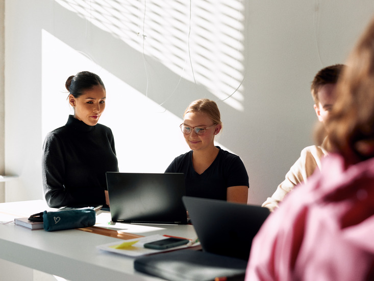 Studierende arbeiten an PCs