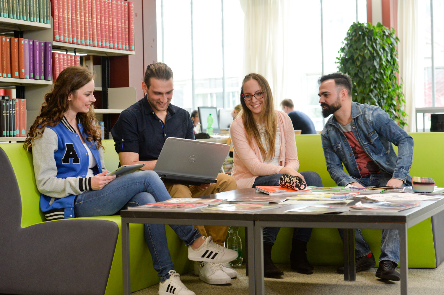 Studierende in der Bibliothek