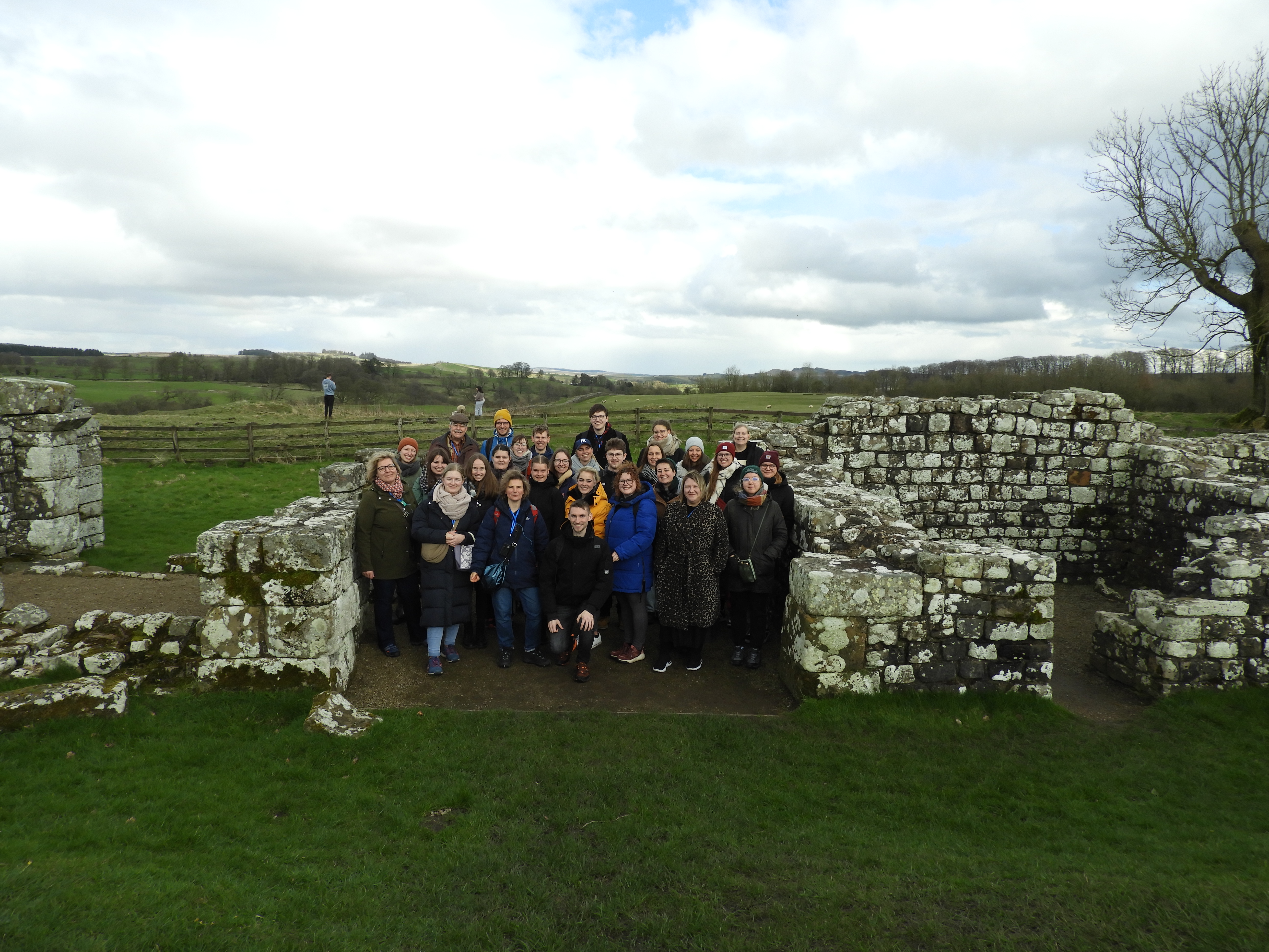 Die Reisegruppe am Hadrians Wall [Foto: Kevin Reese].