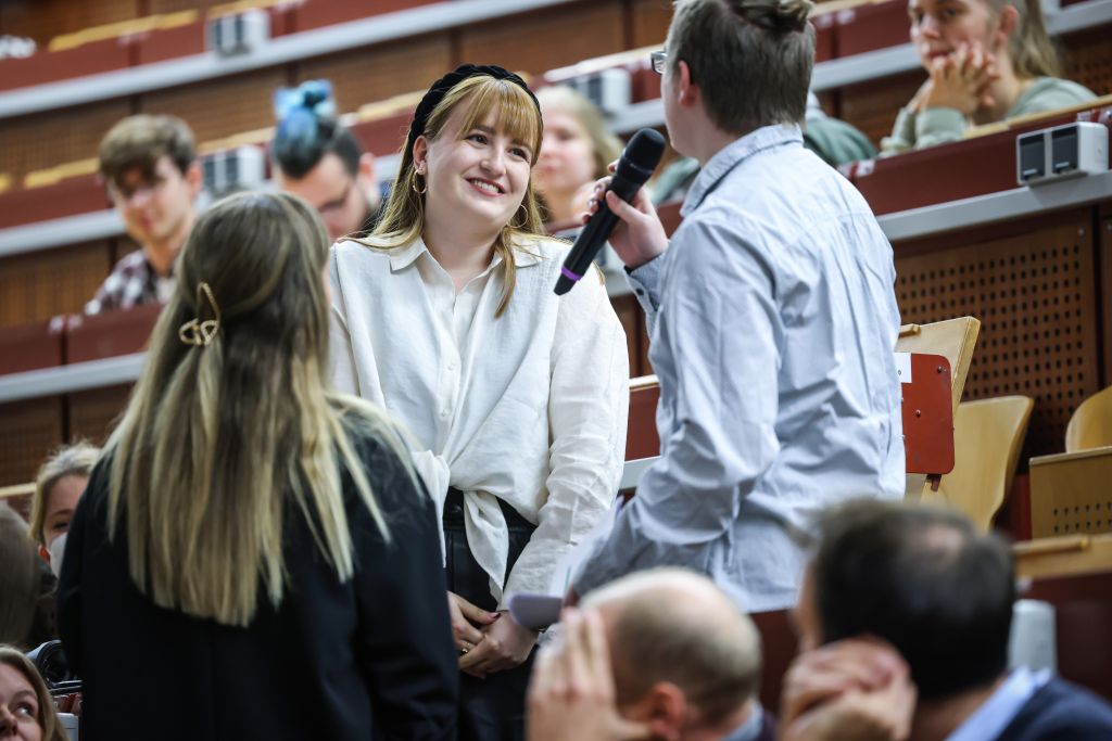 Die Moderator*innen interviewen die zweitplatzierte Lea Hildermeier.