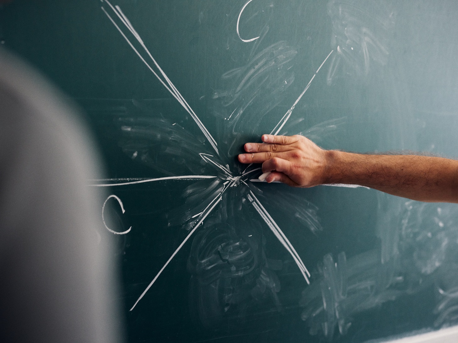 Hand zeichnet mathematische Visualisierung an der Tafel an