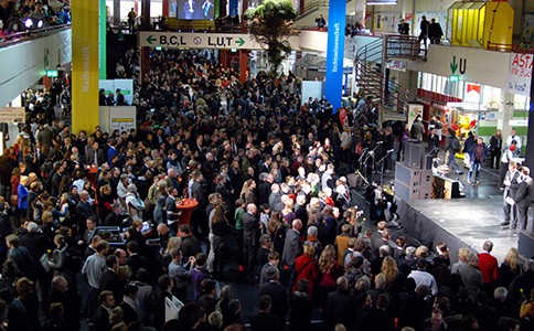 Volle zentrale Uni-Halle beim Absolvent*innen-Tag