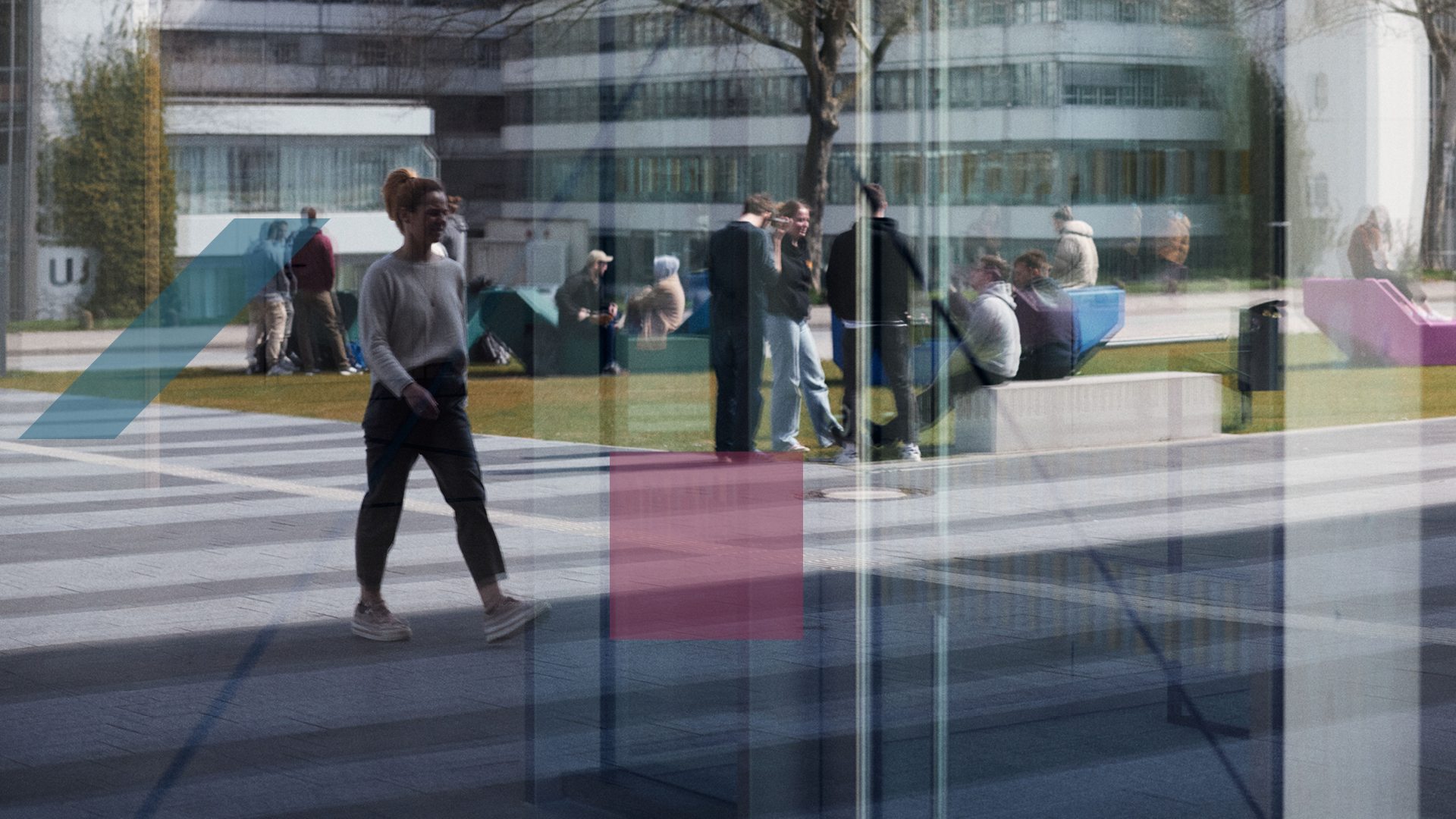 Campus der Universität Bielefeld mit Menschen