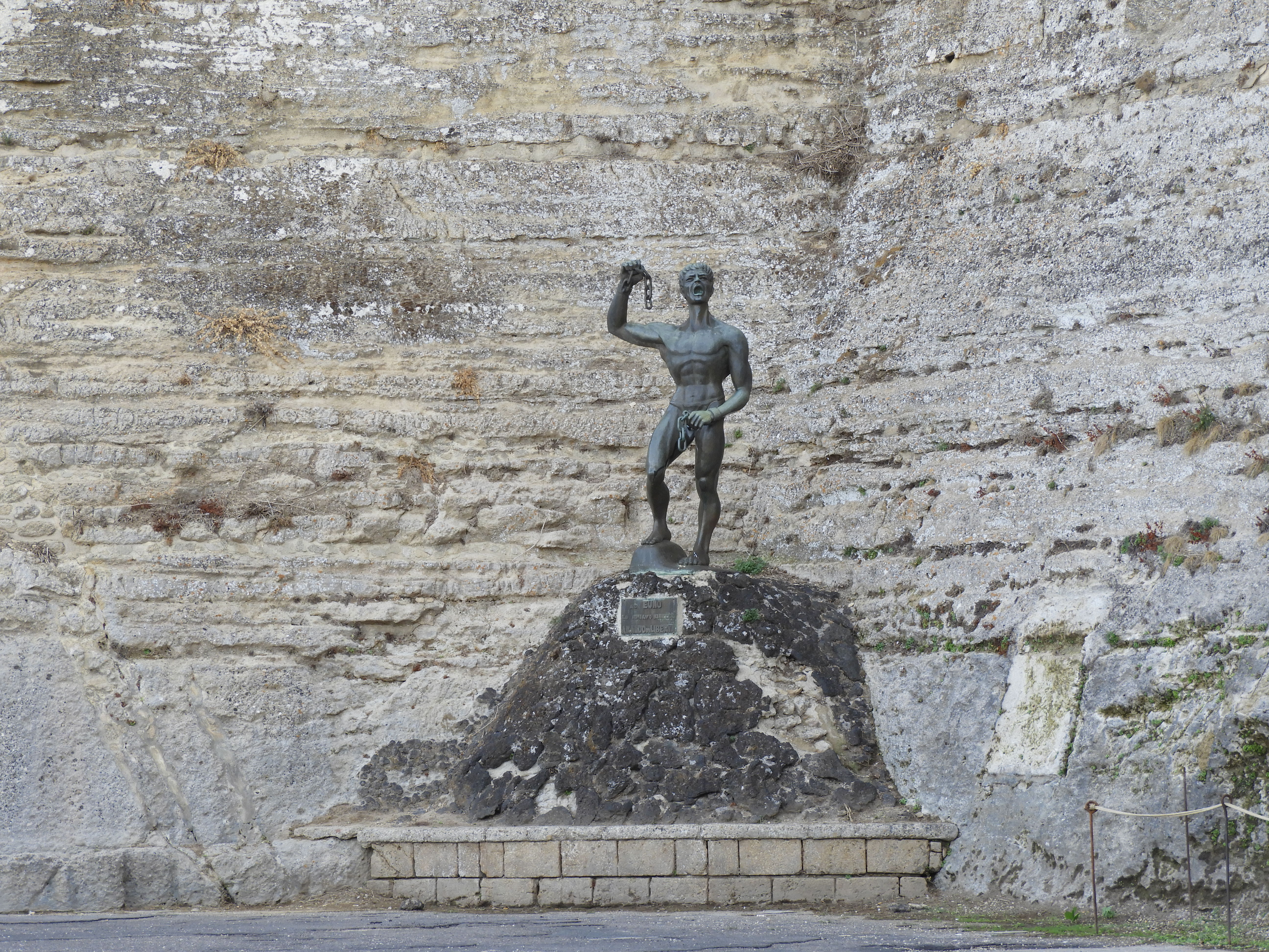 Statue des Sklavenführers Eunus in Enna [Foto: Kevin Reese].