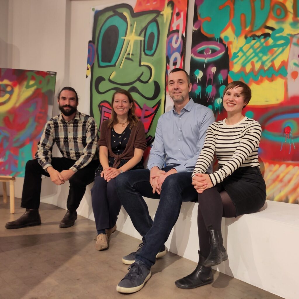 Nico Noltemeyer und Esther Rüßler (beide von der ConflictA), Dr. Christian Möller und Friederike Meißner (beide vom Historischen Museum Bielefeld)