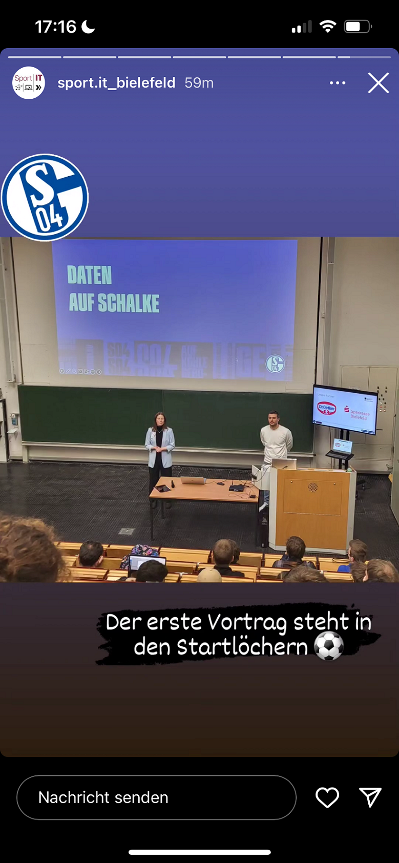 Screenshot einer Instagram-Story mit Blick von oben auf einen Vortrag im Hörsaal und der Caption "Der erste Vortrag steht in den Startlöchern"