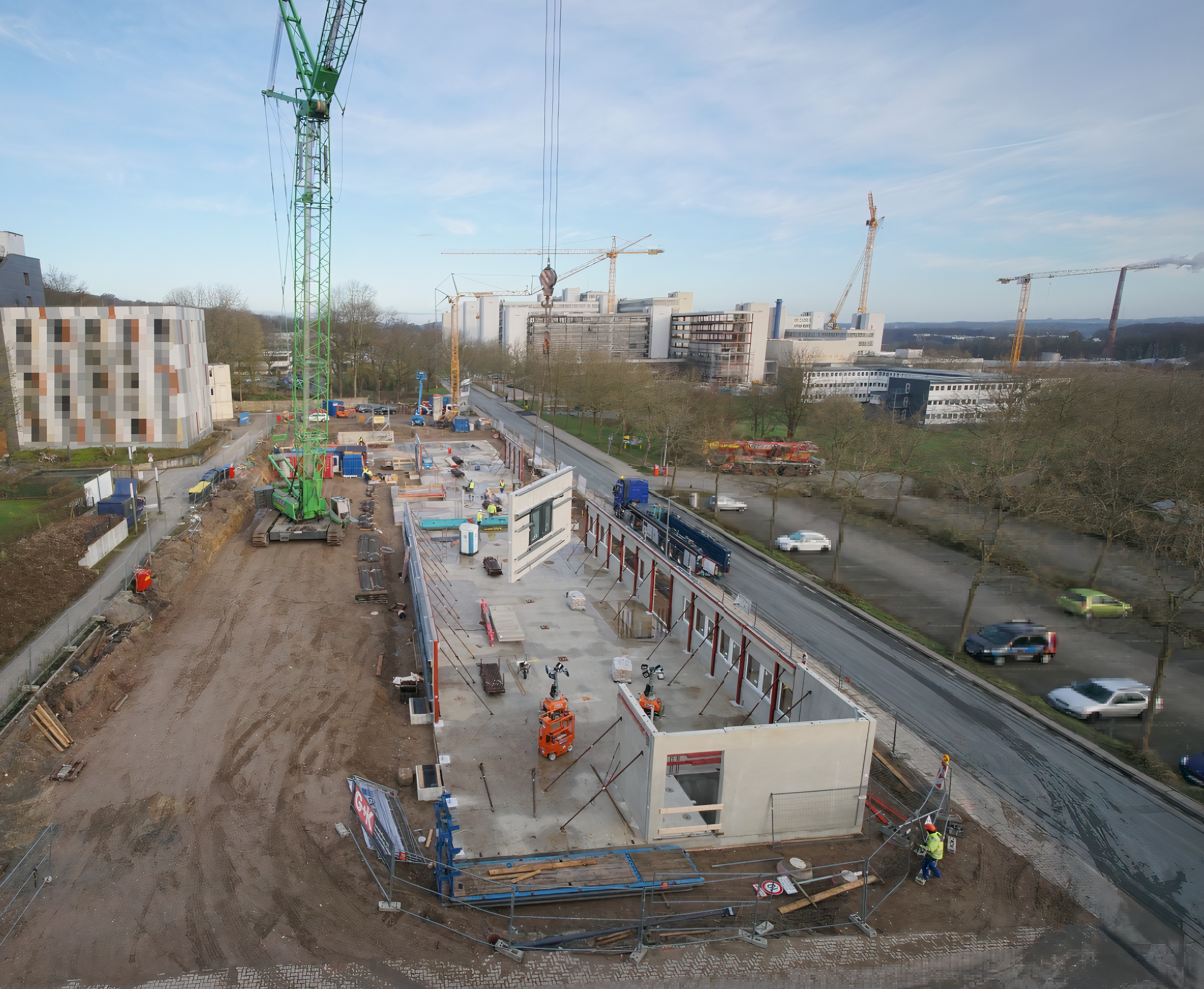 Außenwandelemente werden montiert