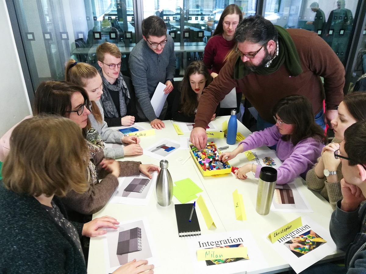 Studierende probieren sich an Lego-Scrum