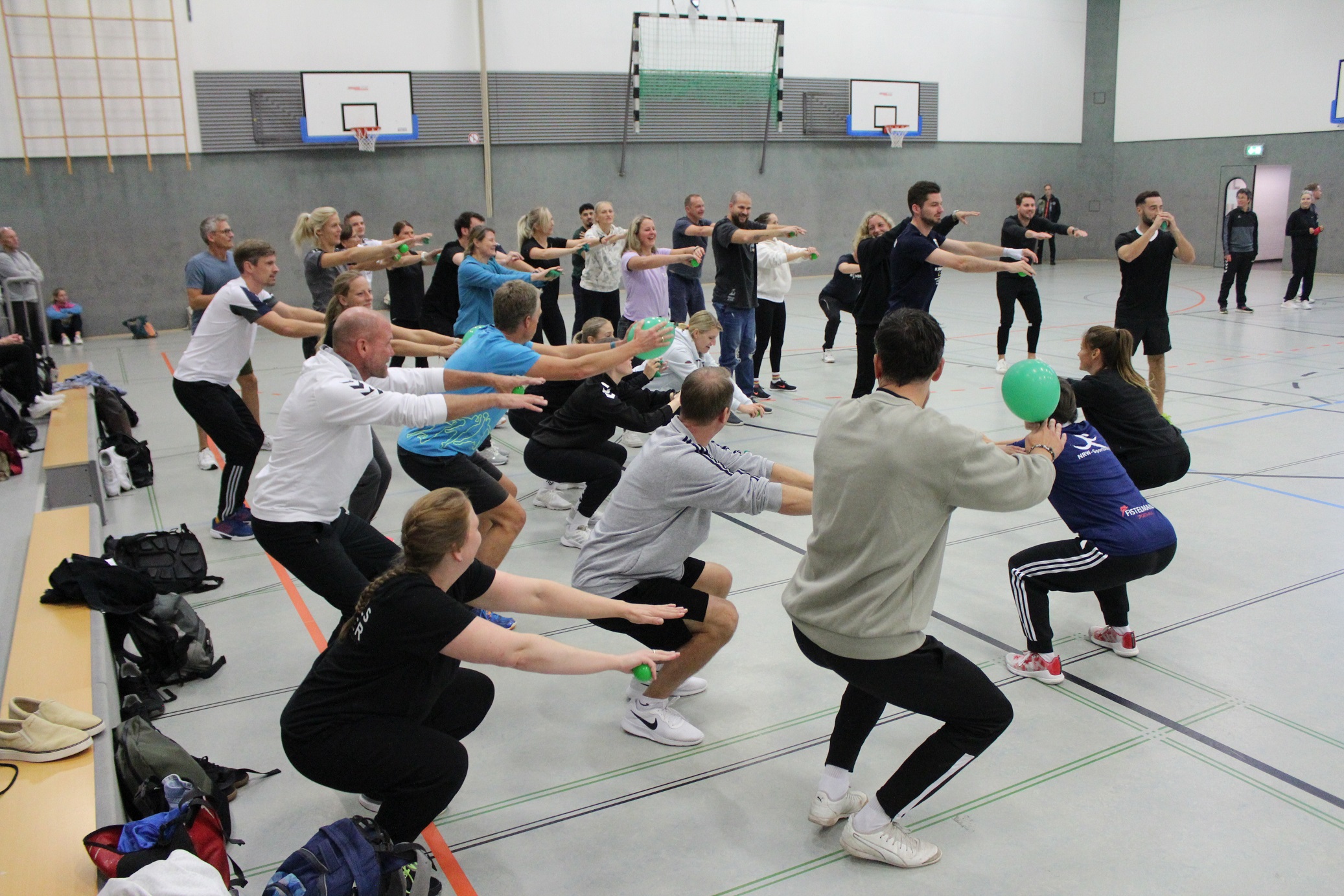 Personen machen Kniebeuge in der Turnhalle