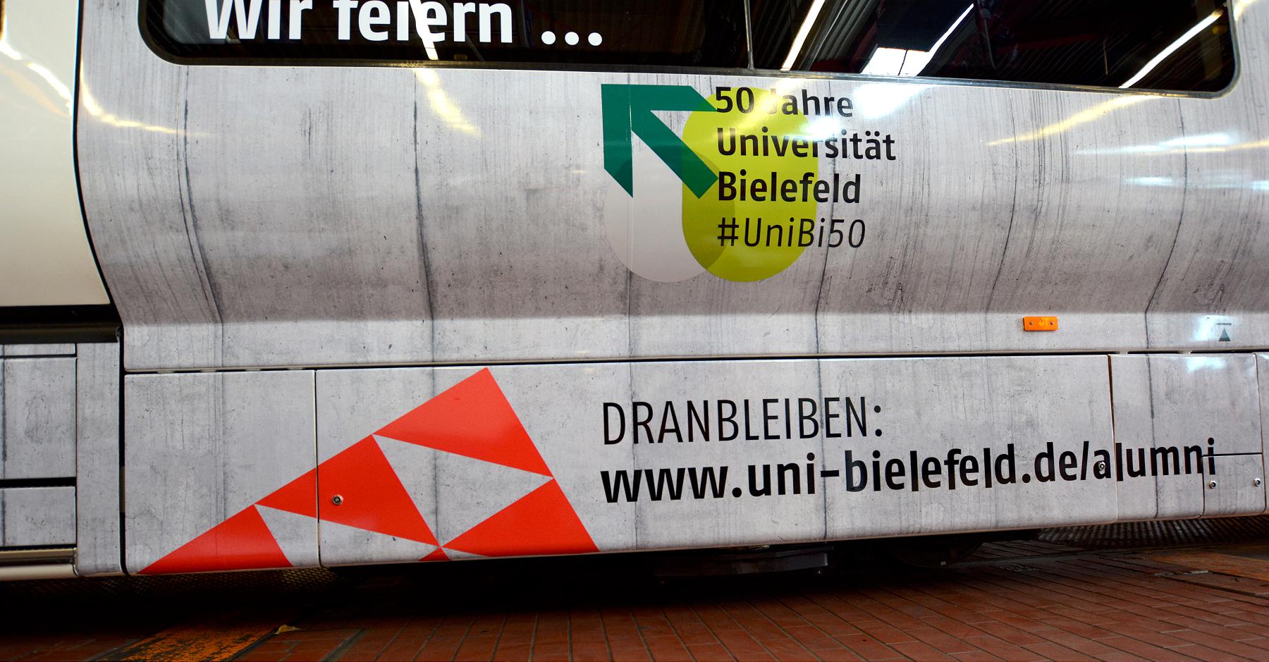 Bild zeigt einen fertigen Teil der beklebten Straßenbahn