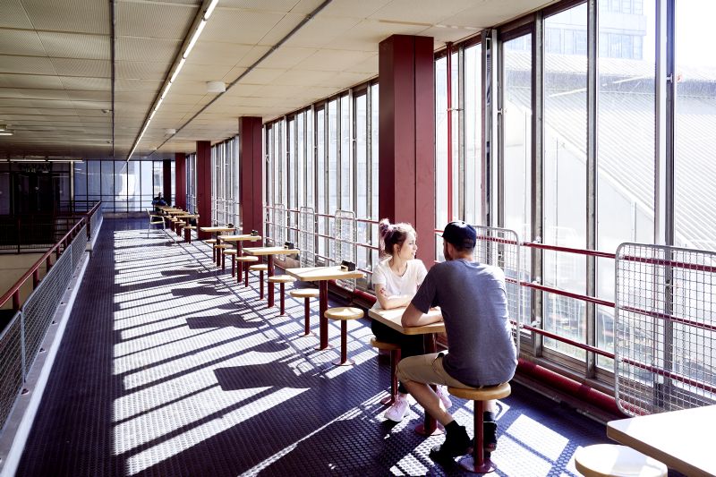 Studierende am Tisch auf der Empore der Universität