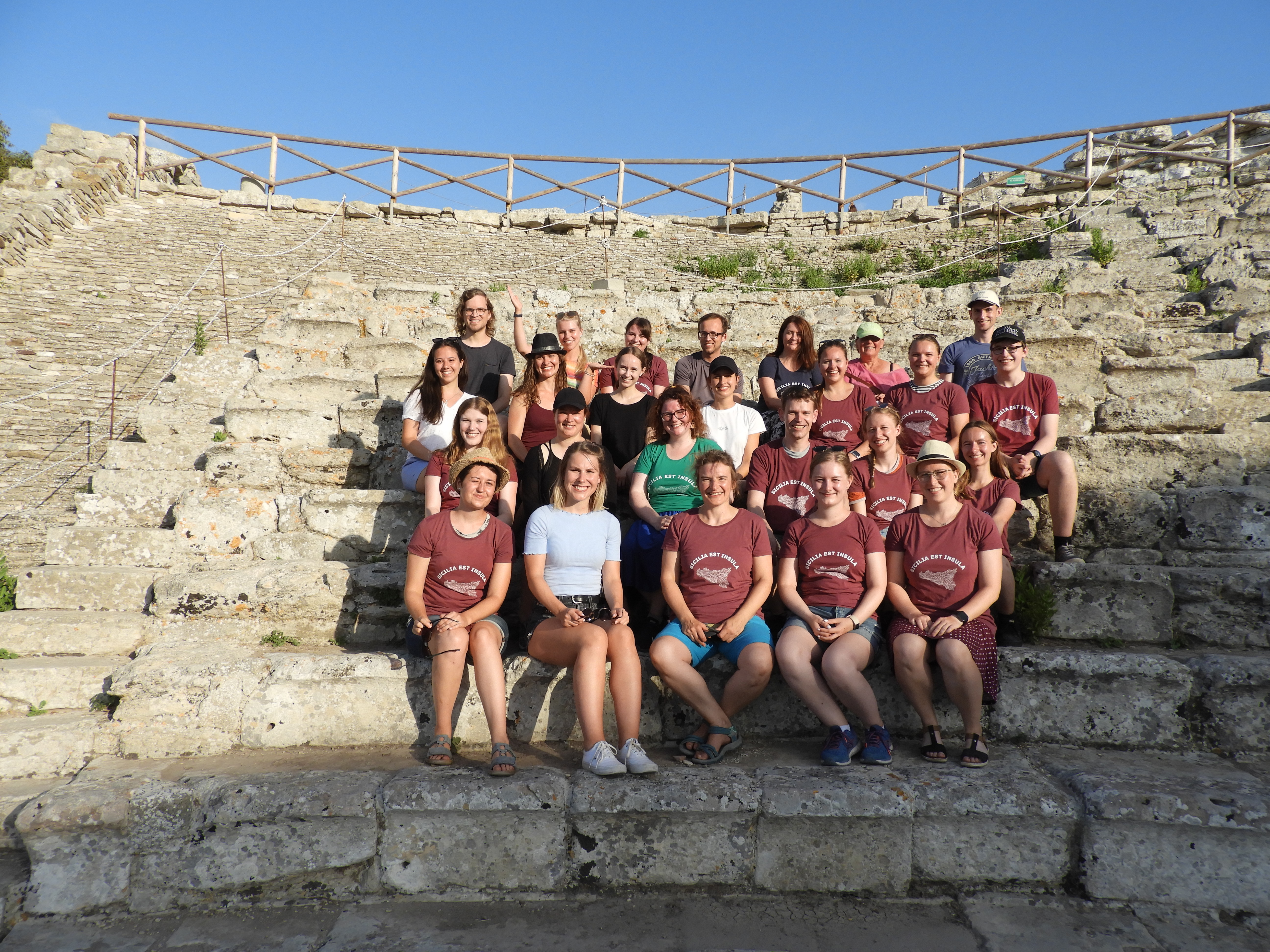 Die Reisegruppe auf den Stufen des Theaters in Segesta [Foto: Kevin Reese].