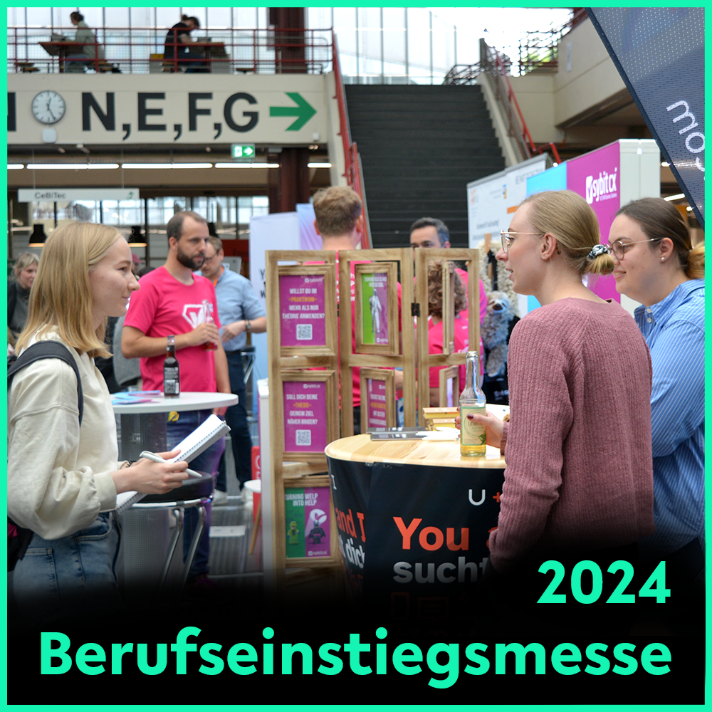 Eine Studierende im Gespräch an einem Messestand