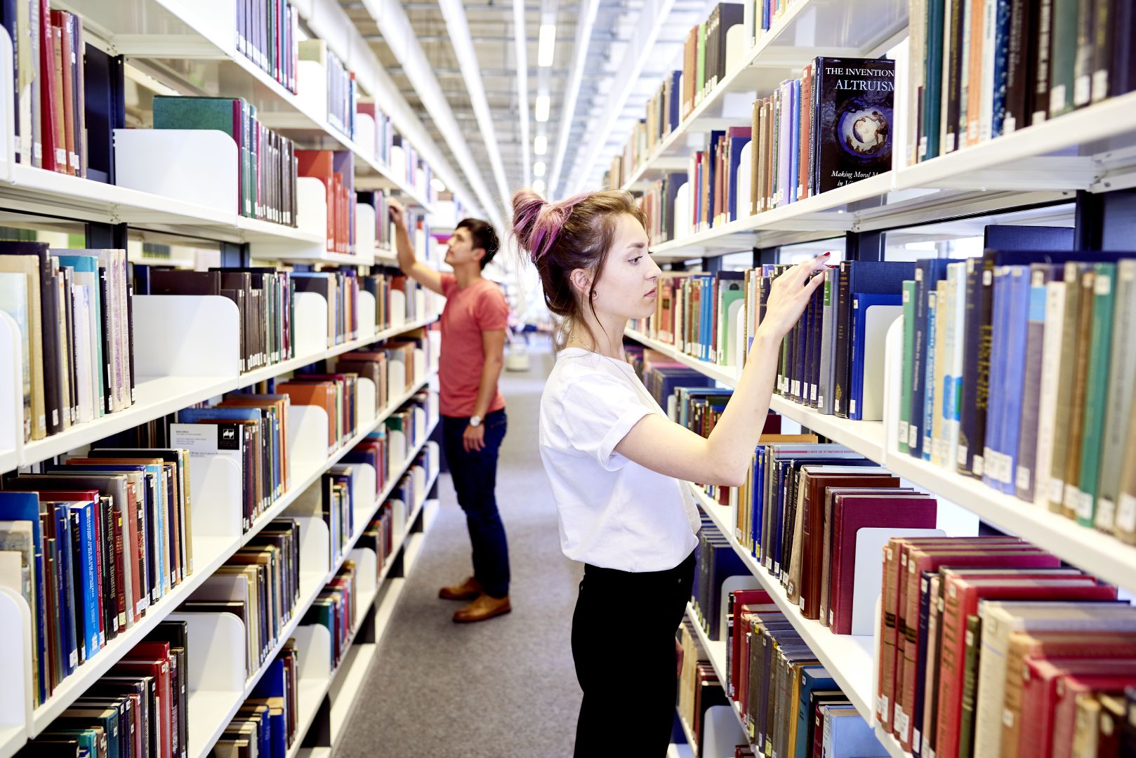 Foto von zwei Personen in der Bibliothek