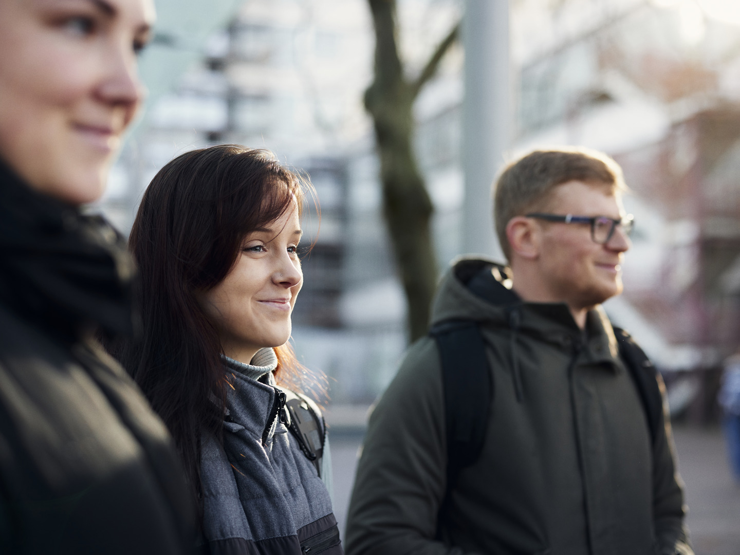 Drei Personen gehen über den Bielefelder Campus