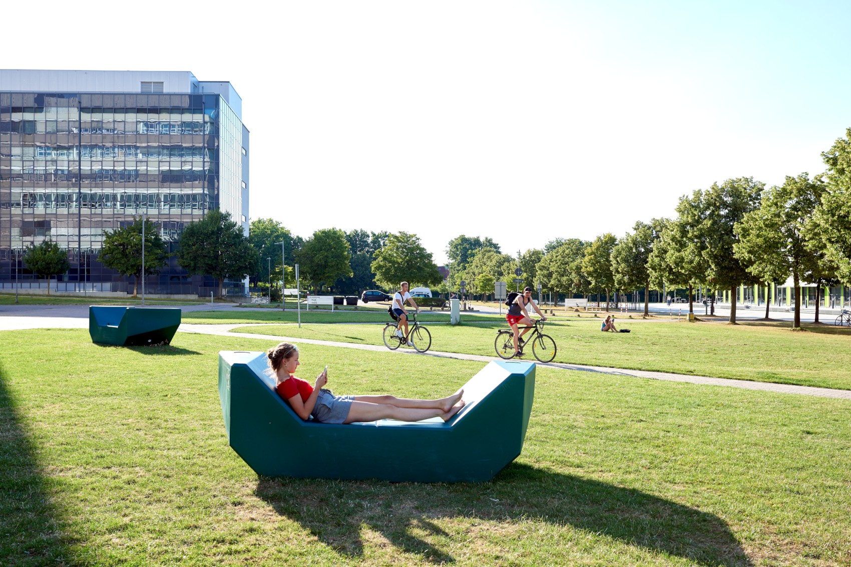 Studentin liegt auf einem Enzi und liest