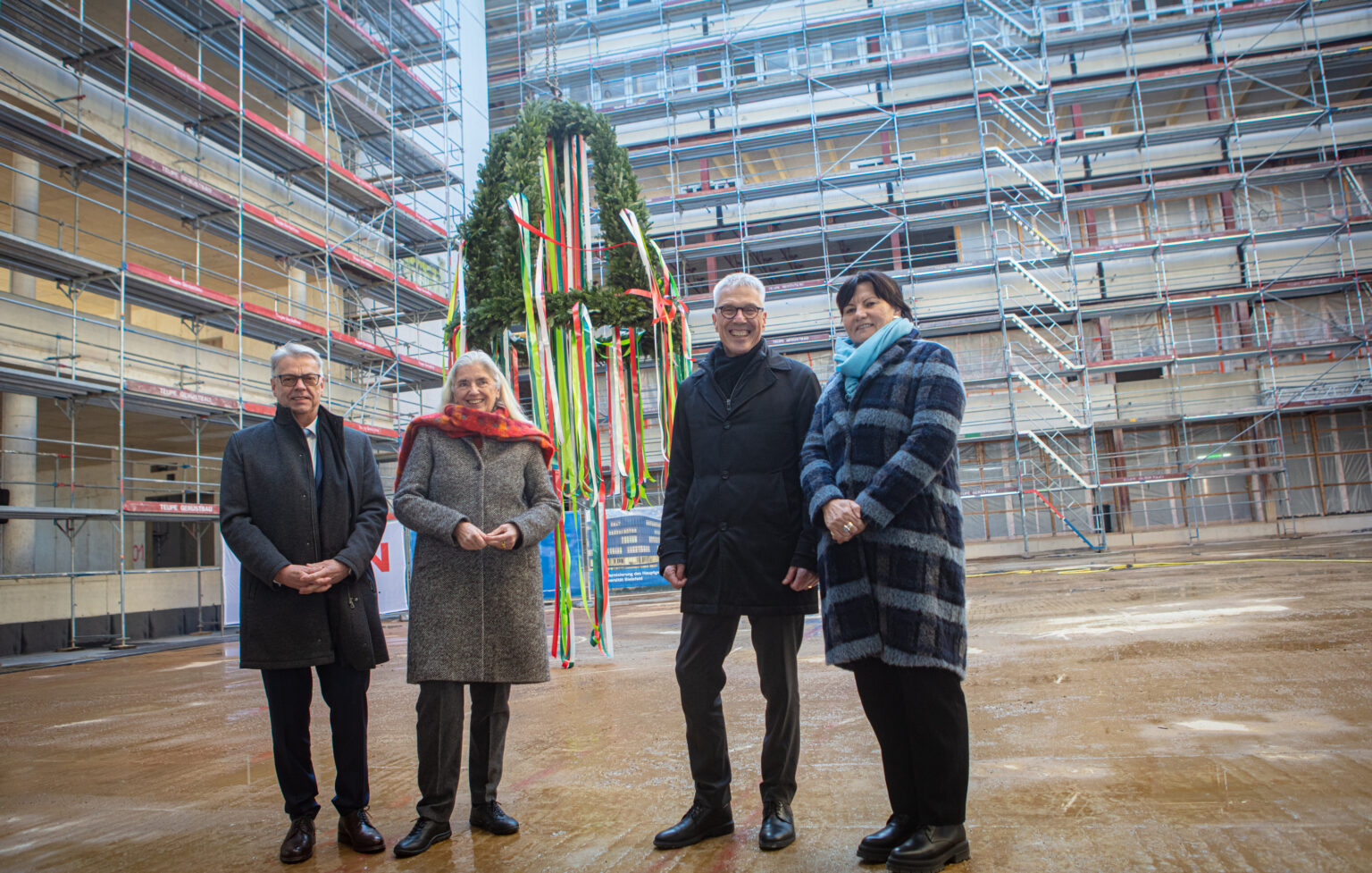 Wolfgang Feldmann (Technischer Leiter der BLB NRW Niederlassung Bielefeld), Isabel Pfeiffer-Poensgen, (Ministerin für Kultur und Wissenschaft des Landes Nordrhein-Westfalen), Dr. Stephan Becker (Kanzler der Universität Bielefeld) und Gabriele Willems (Geschäftsführerin des BLB NRW).