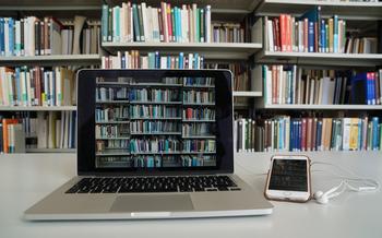 Laptop mit Büchern im Hintergrund