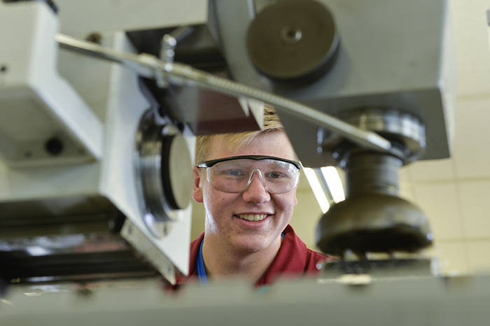 Feinwerkmechaniker bei der Arbeit