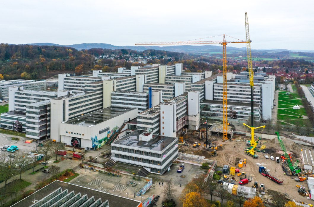 Luftaufnahme der Baustelle des Neubaus.