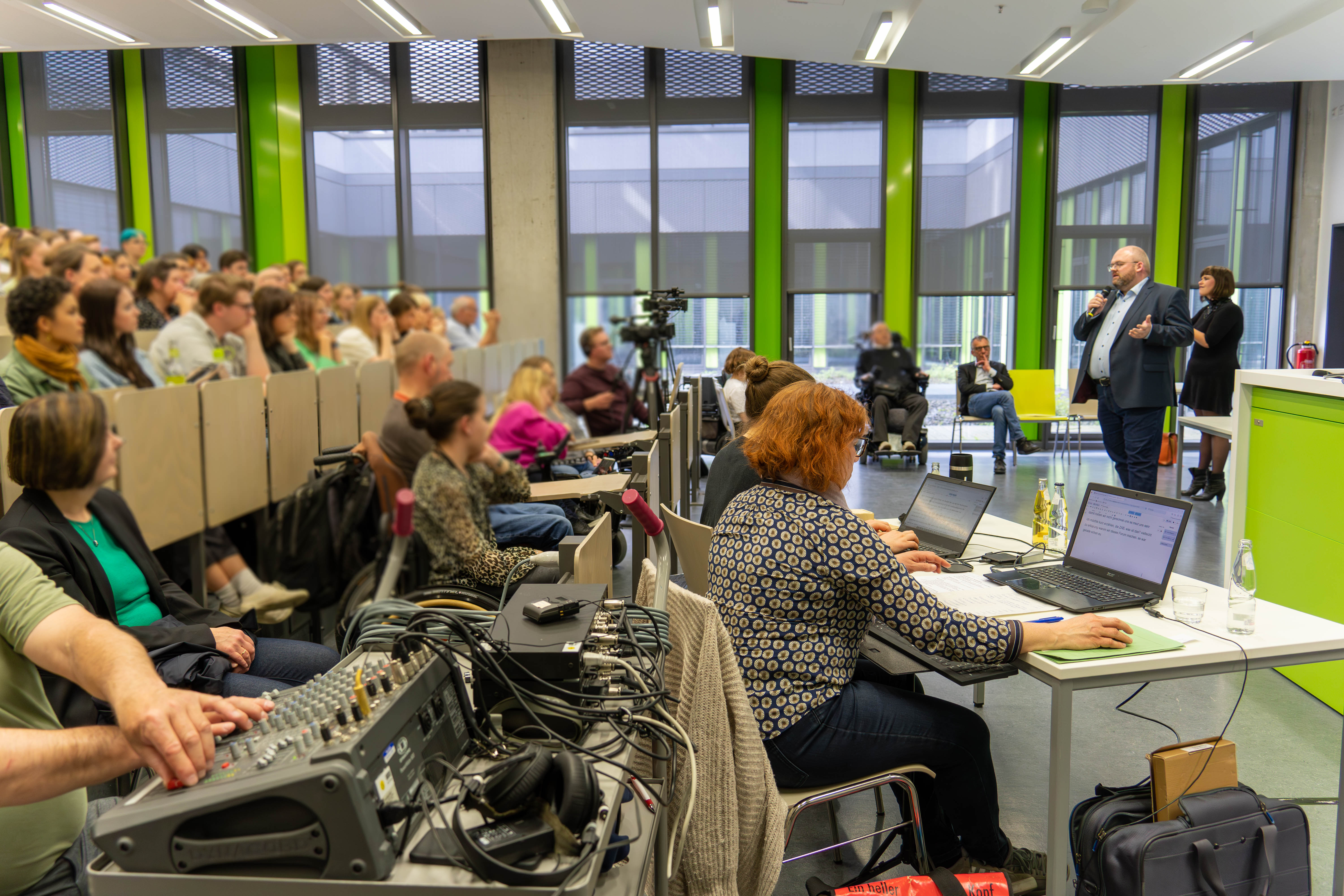 Auditorium hört Michael Johannfunke zu