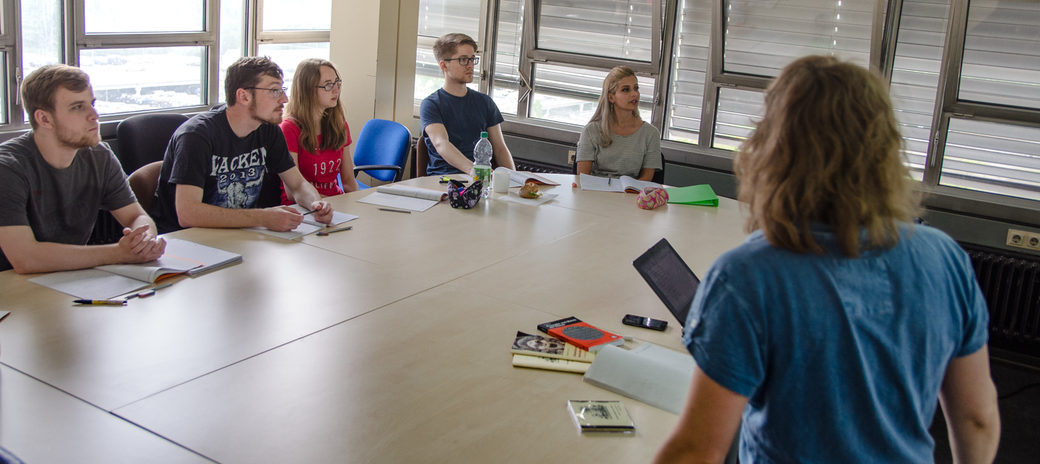 Gruppe am Tisch