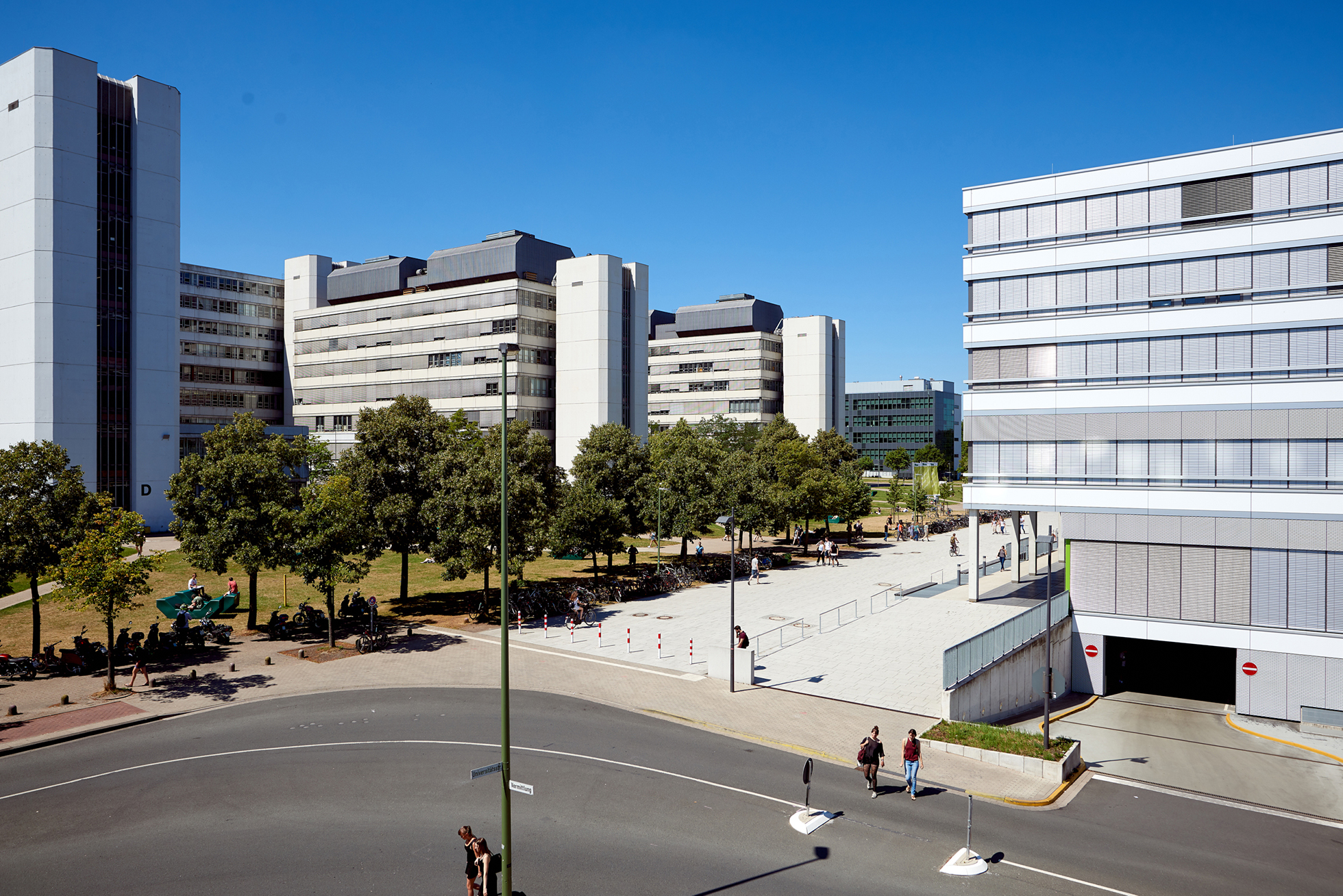 Außenansicht vom Campus und Gebäuden