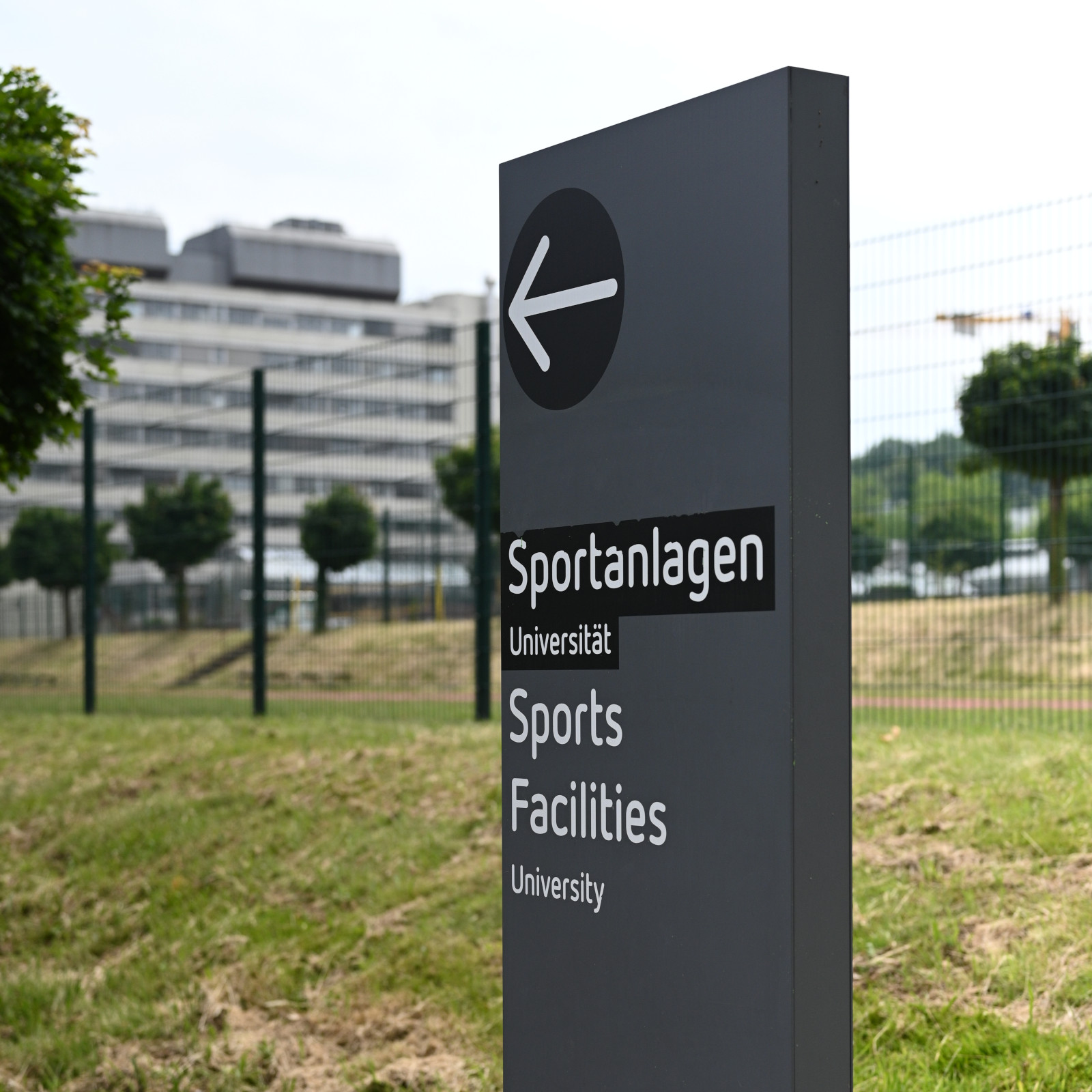 Foto zeigt Ubelisken, auf dem mit Pfeilen der Weg zu den Sportstätten gekennzeichnet ist