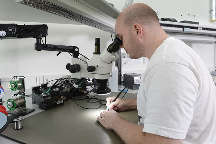 Elektroniker bei der Arbeit