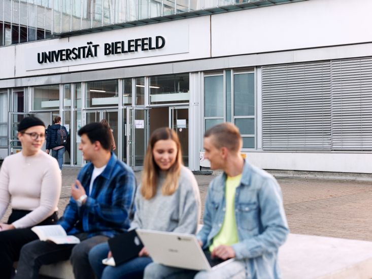 Junge Frau stöbert in Bibliothek