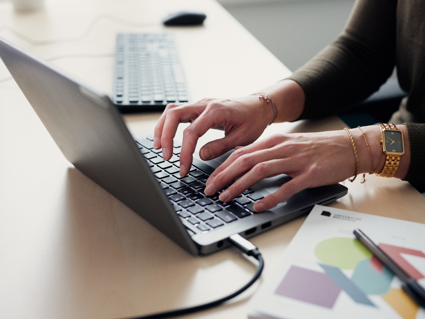 Mensch tippt auf Laptop