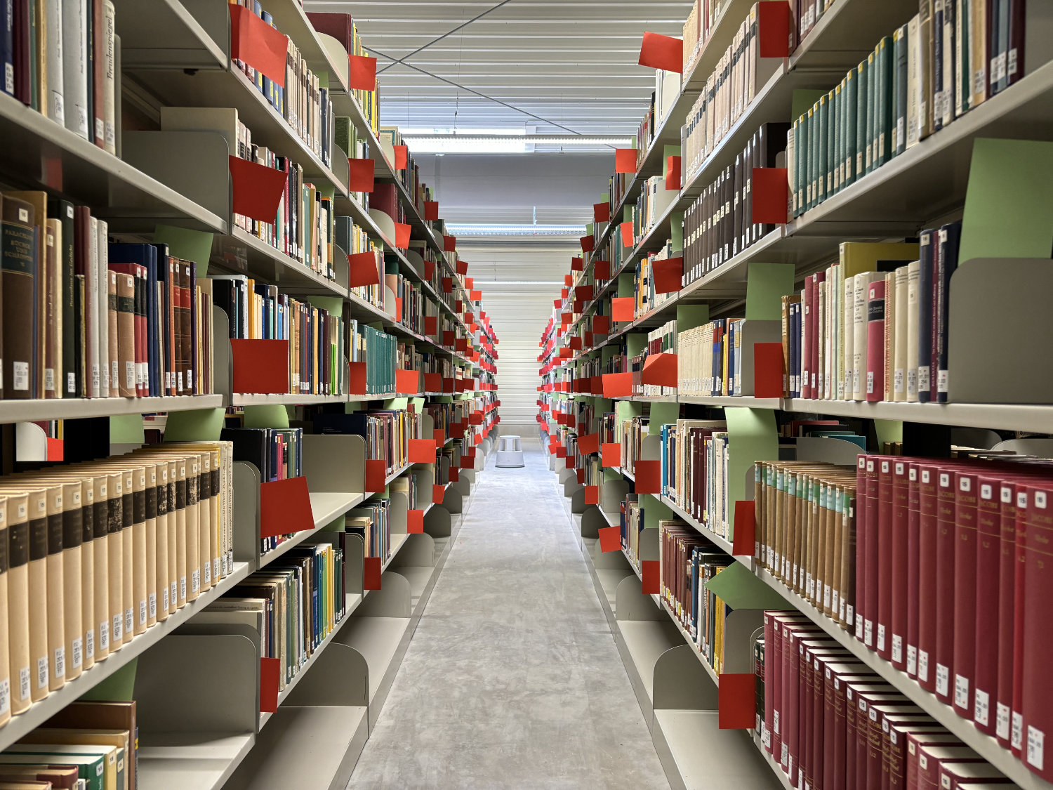 Interimsgebäude der Universitätsbibliothek: Bücherregalen