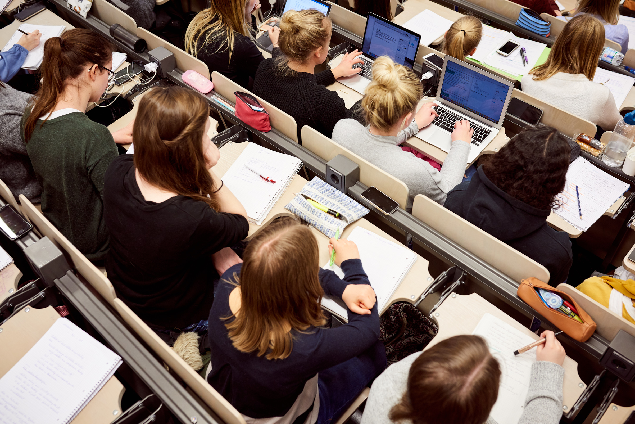 Studierende mit Laptops