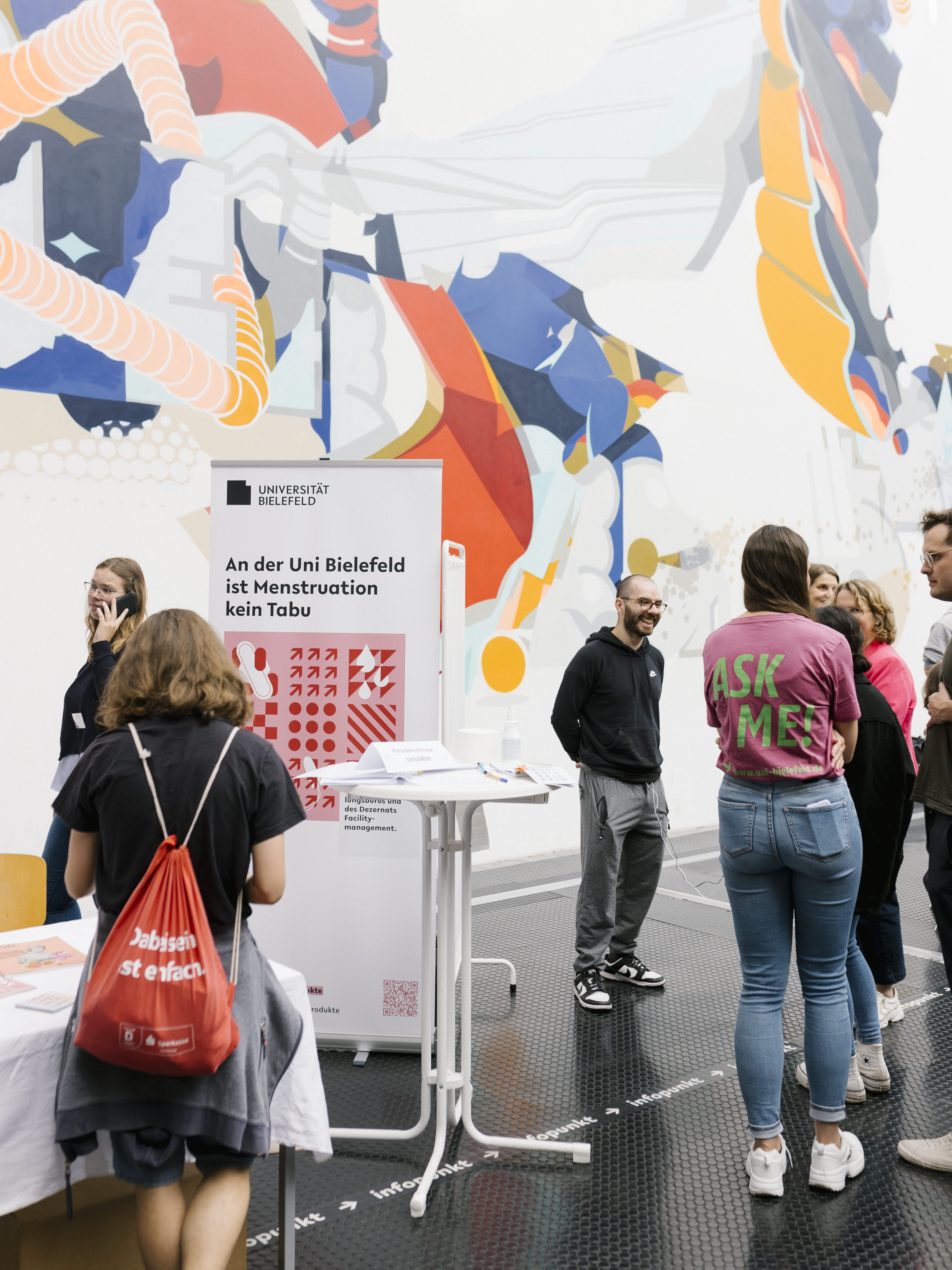 Stand des Gleichstellungsbüros mit Simulationsschmerzsimulator