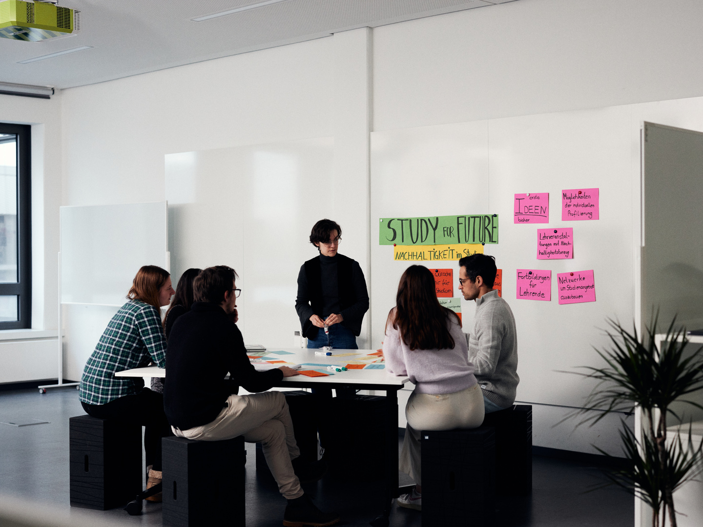 Studierende lernen im Flex-Seminarraum