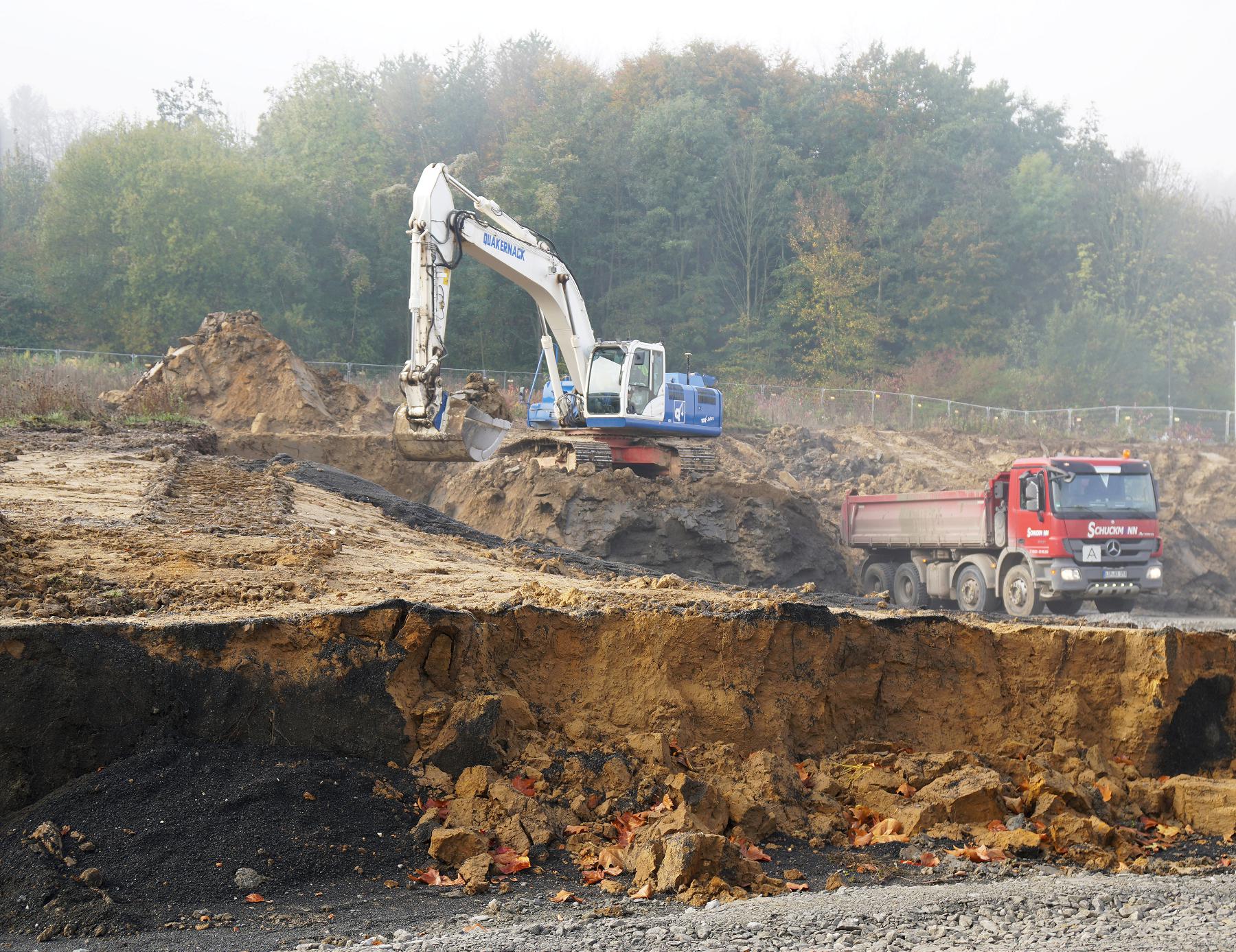 Bagger und LKW auf der Baustelle