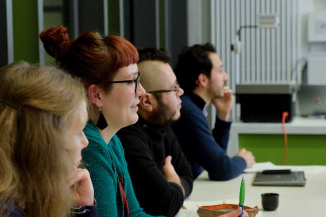 Bild mit Studierenden, die an einem Seminar teilnehmen und einen Vortrag hören