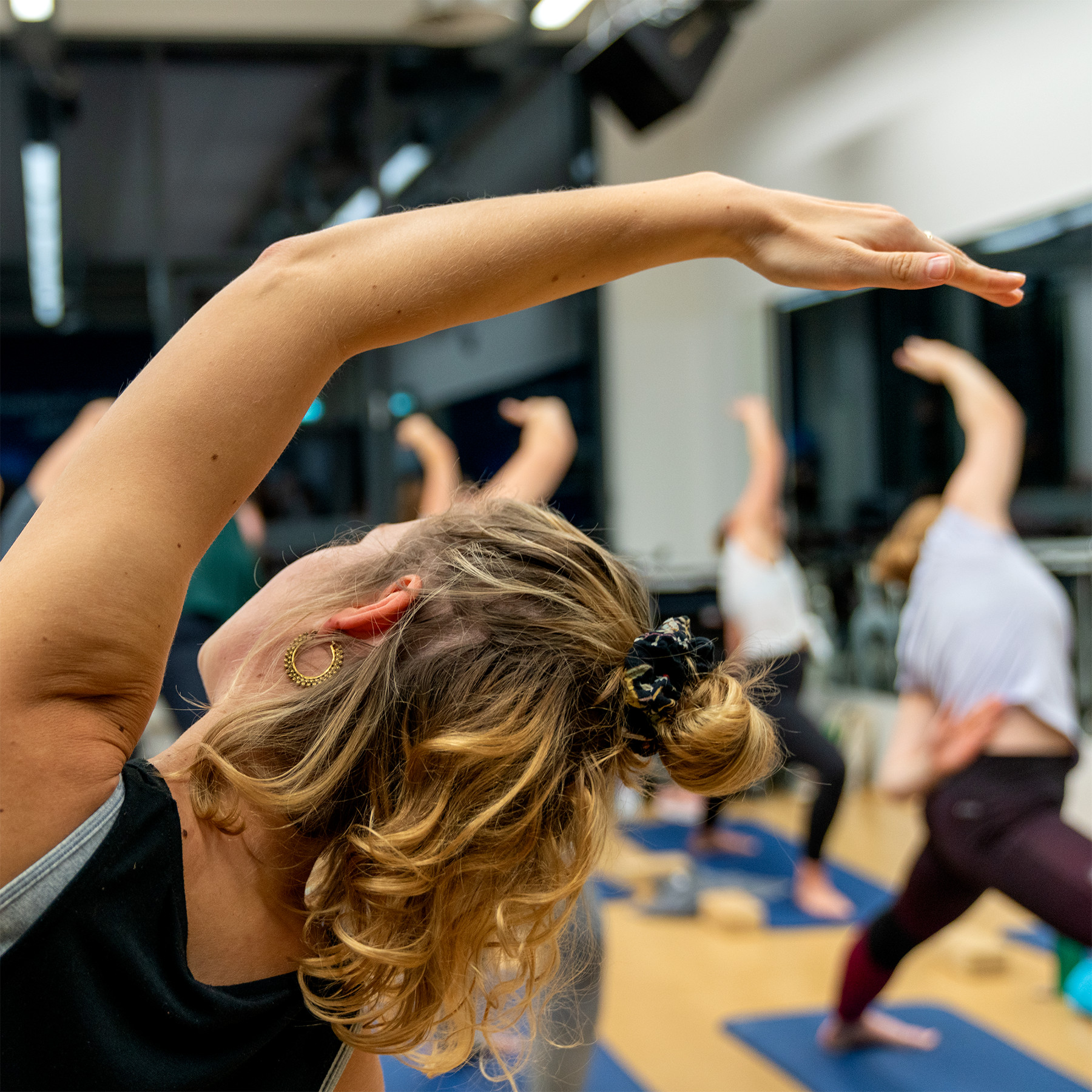 Menschen, die Yoga machen