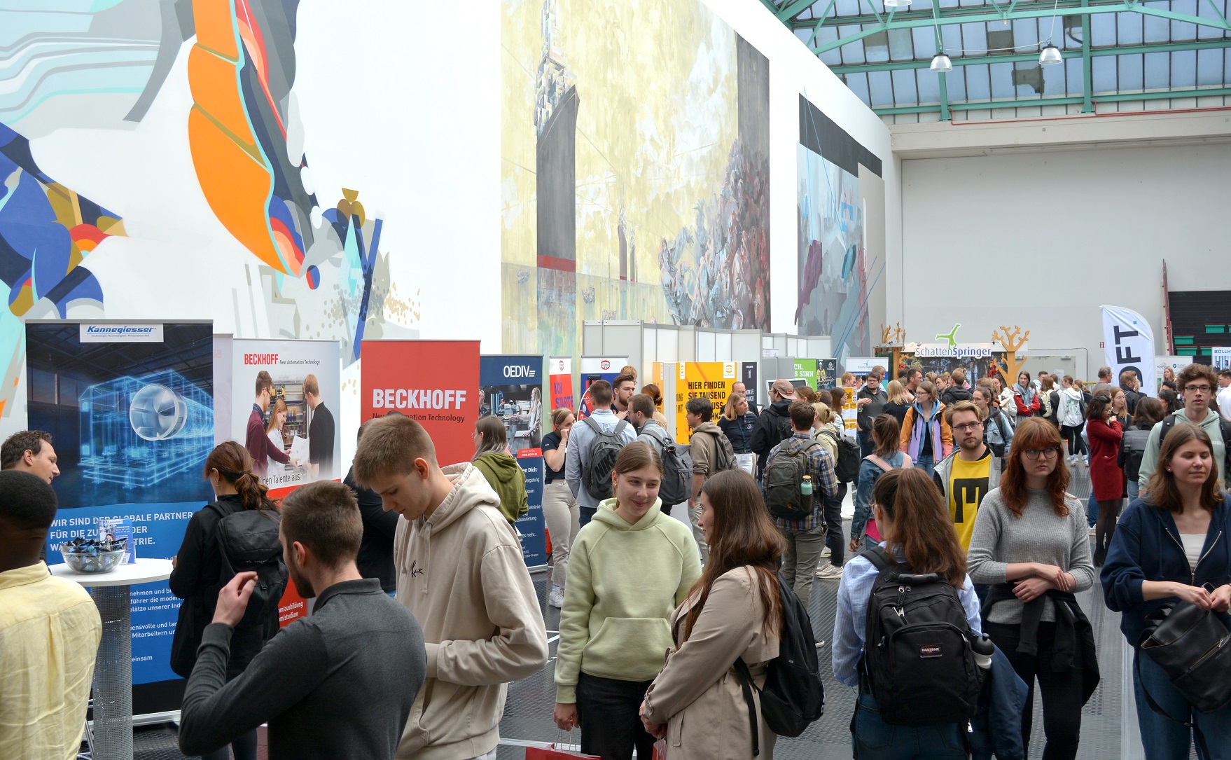 Studierende auf der Messe