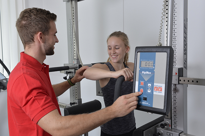 Fitnesstrainer gibt Geräteeinweisung