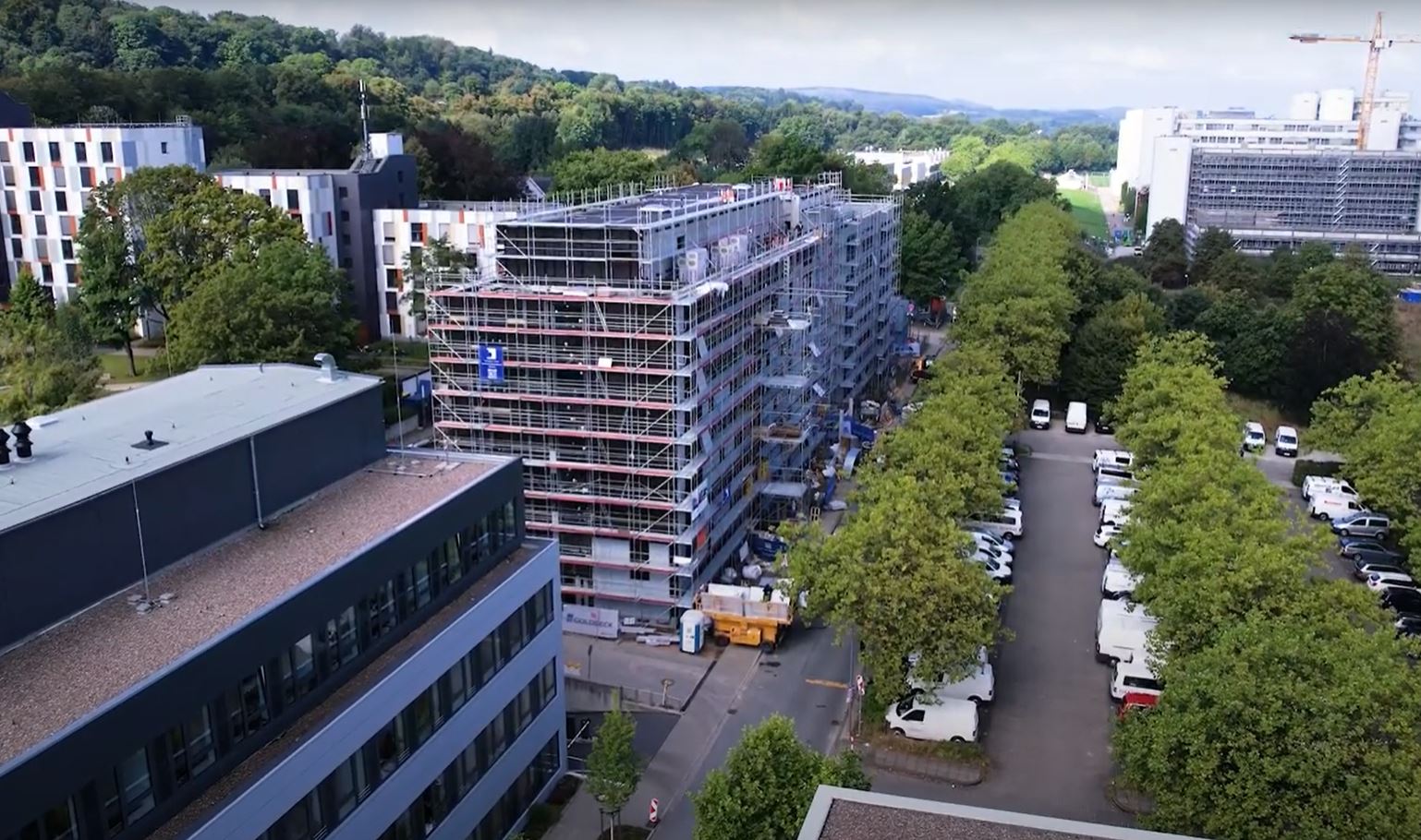 Bauarbeiten an der Fassade des R2 Gebäudes