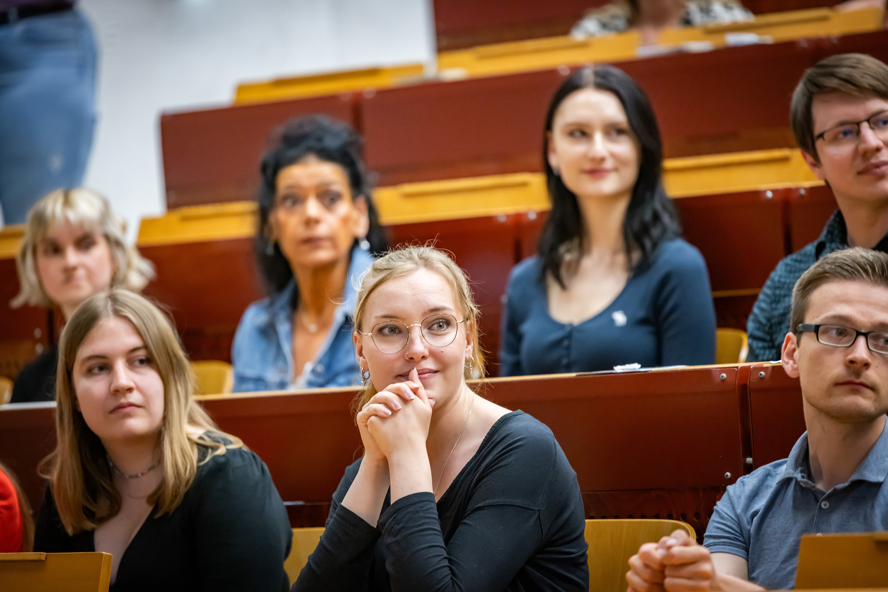 Menschen in Hörsaalreihen