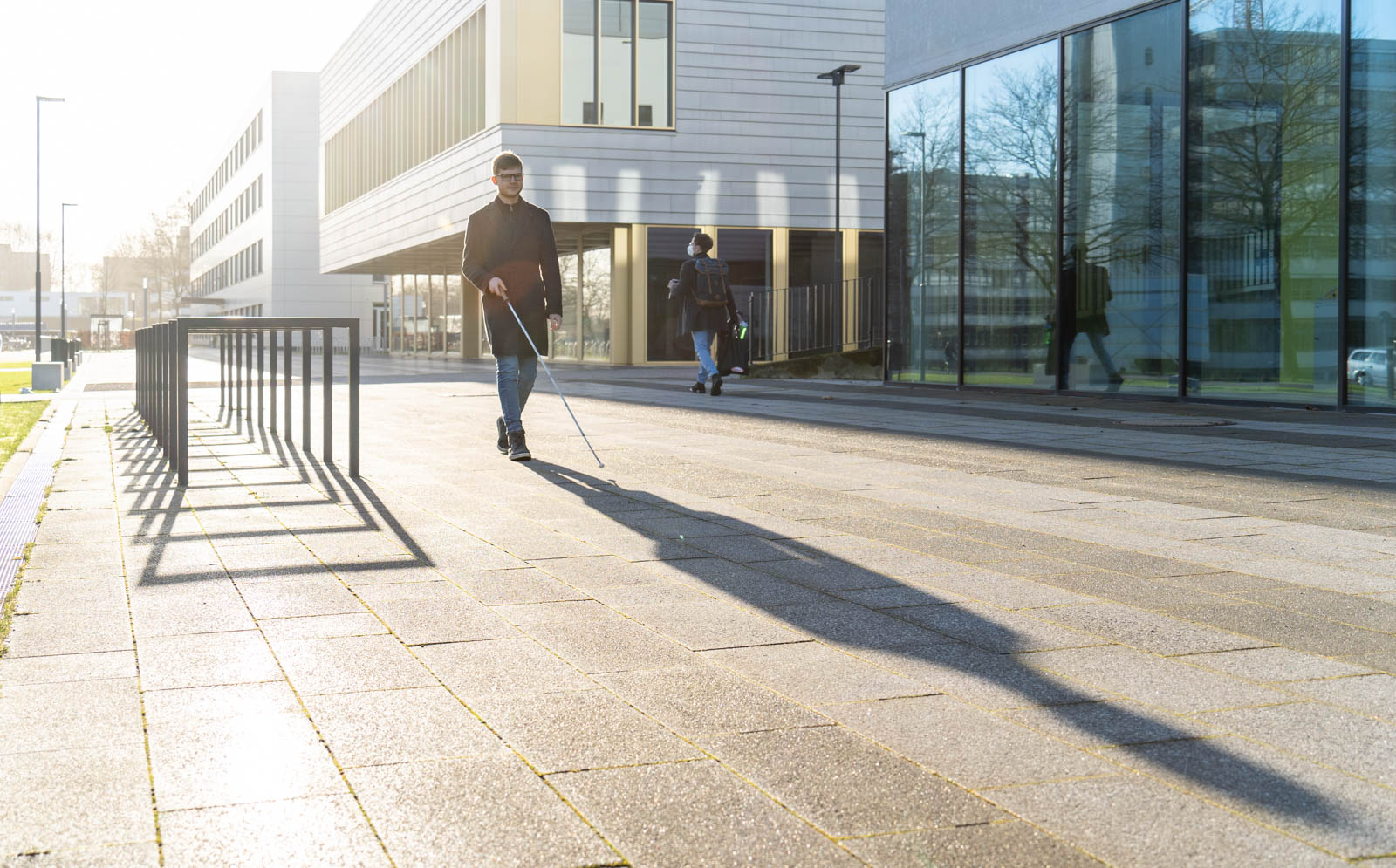 Blinder Studierender auf dem Campus der Universität Bielefeld