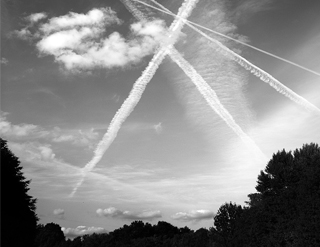 Himmel mit Kondensstreifen in schwarz-weiß