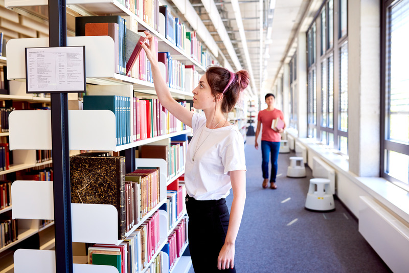 Studierende in der Bibliothek