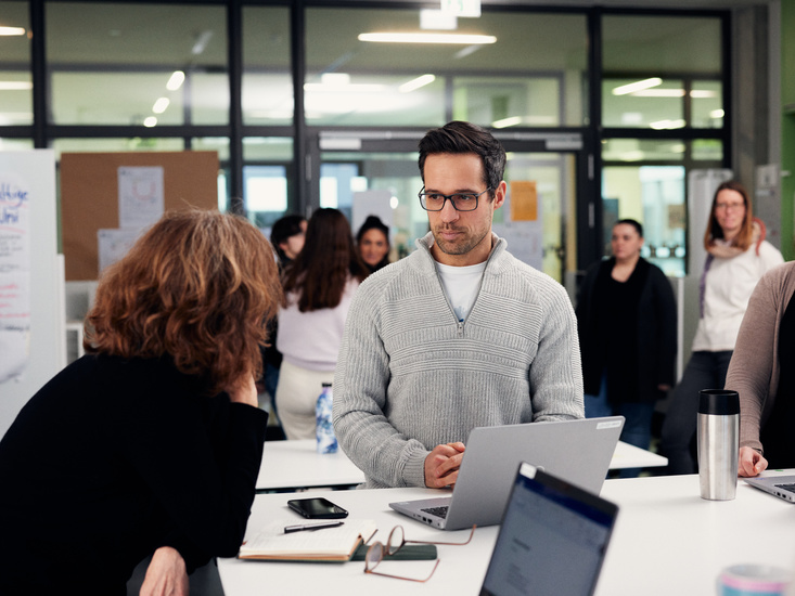 Menschen besprechen sich im Büro