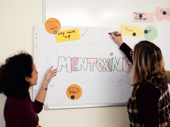 Zwei Doktorandinnen schrieben Mentoring an ein Withboard