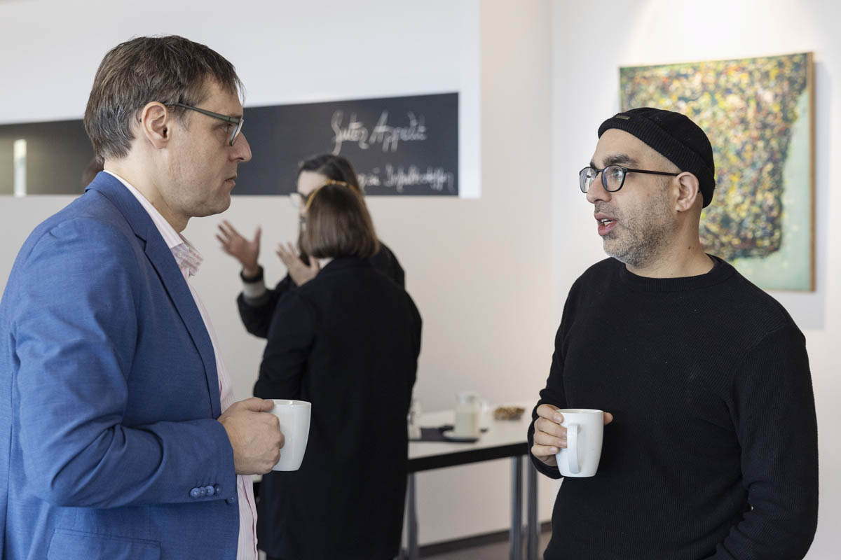 People chatting in the ZiF cafeteria during the coffee break