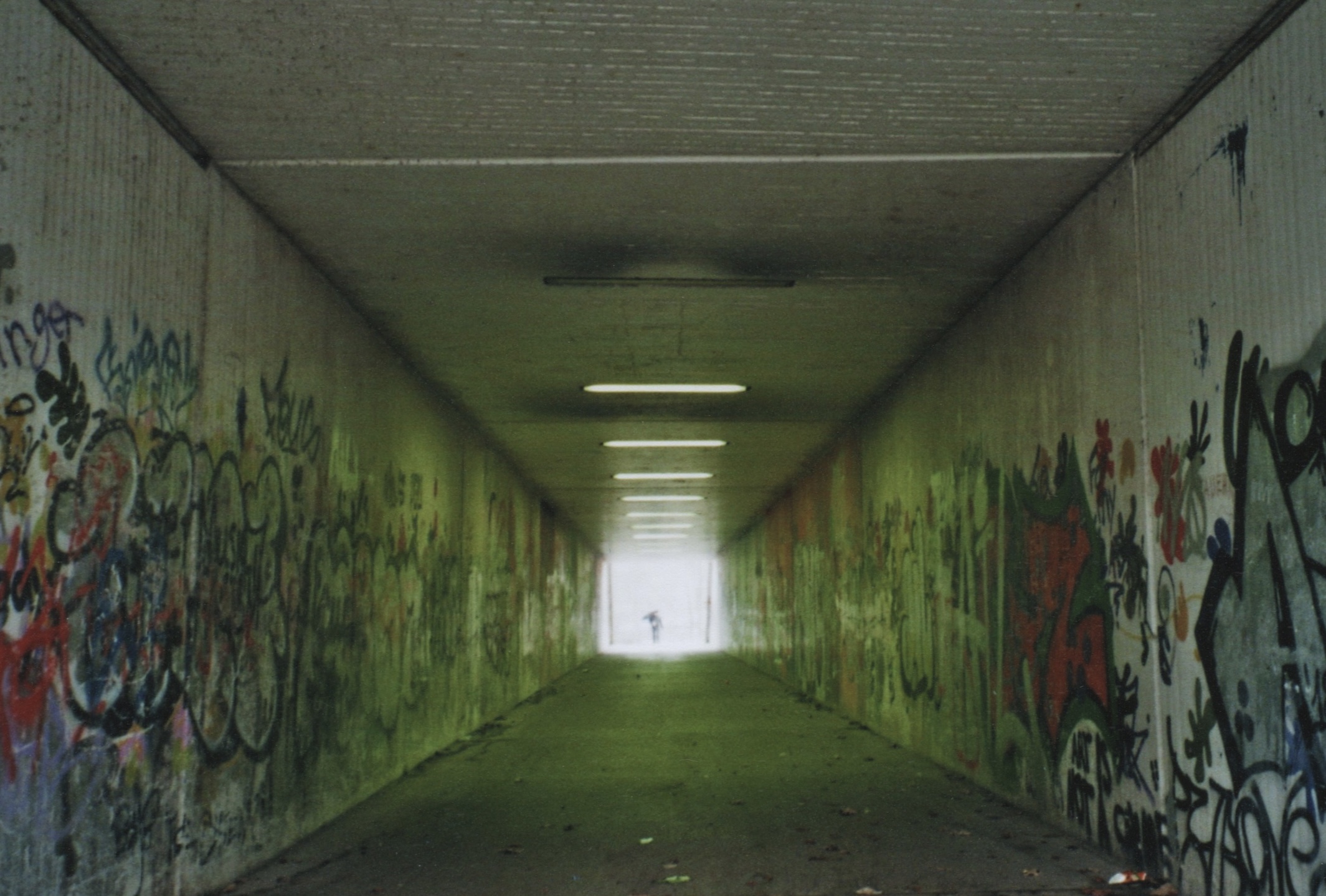 Ein Tunnel mit Graffiti auf den Wänden.