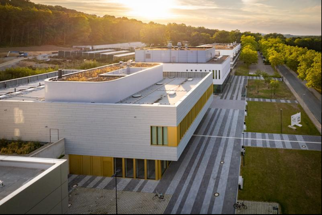 Neues Hörsaal Gebäude Y im Sonnenuntergang. 